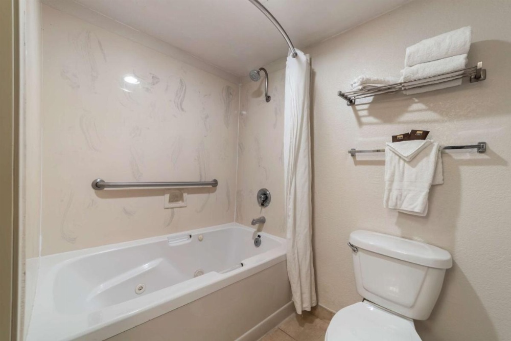 Best Western Plus Northwoods Inn Image 17