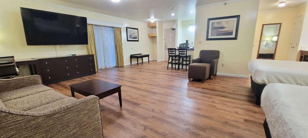 Best Western Plus Northwoods Inn Main image