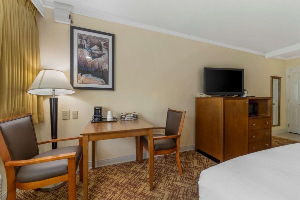Best Western Plus Northwoods Inn Image 28
